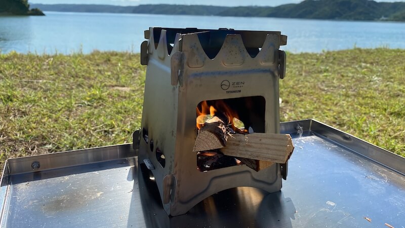 ZEN Camps チタン製ウッドストーブ Fire Garden S 焚き火 背景海