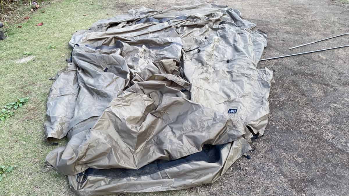 ウカ フライシートを広げる