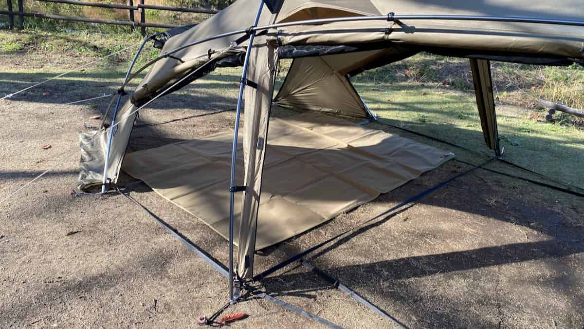 ウカにオレゴニアンキャンパーのグランドシートを敷く