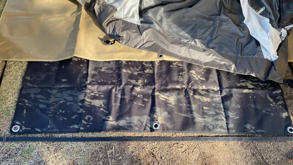 ウカにオレゴニアンキャンパーのグランドシートを敷く2