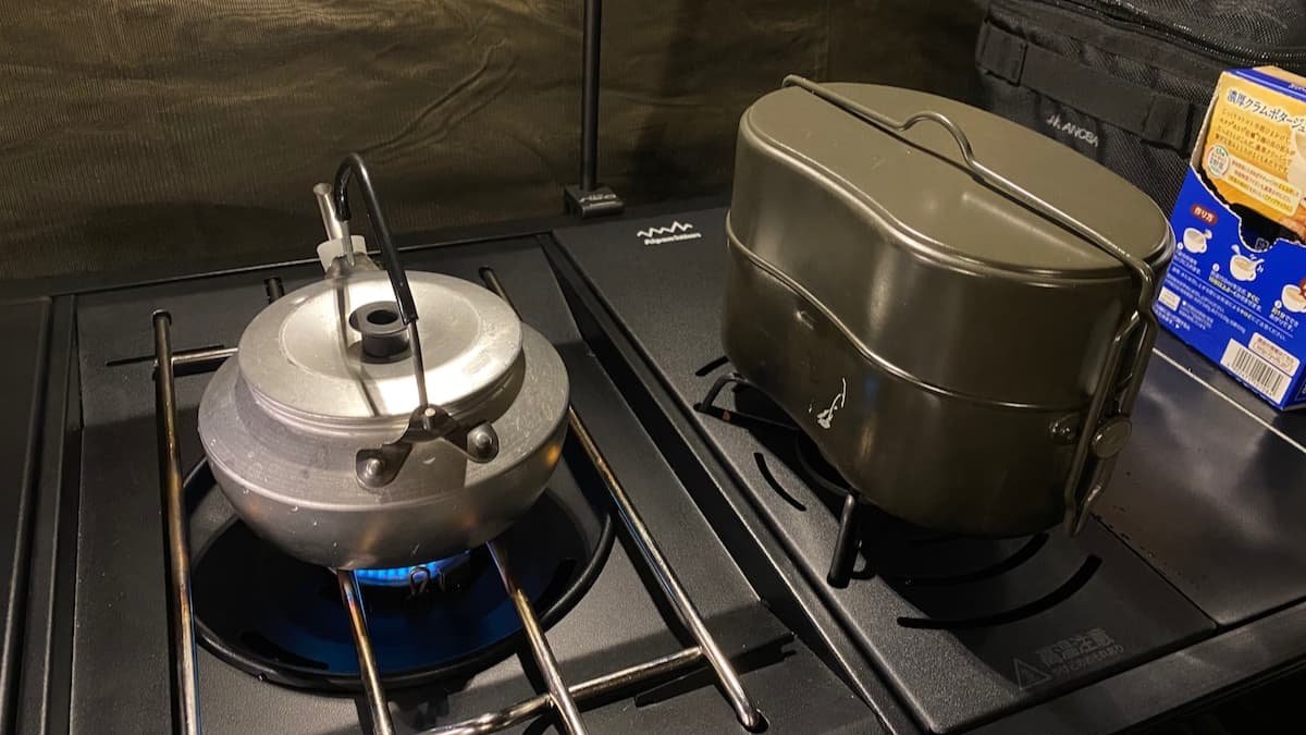 ウカ内のアルミユニットテーブル